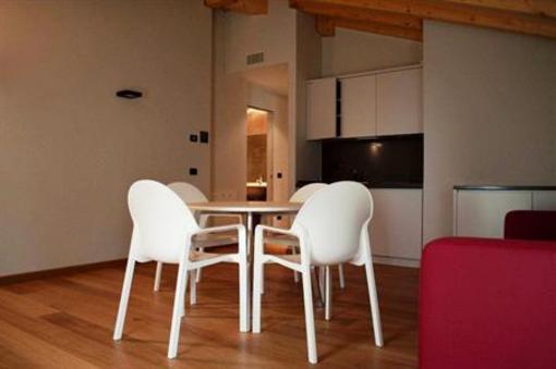 фото отеля Villa Mughetto Apartments Gardone Riviera