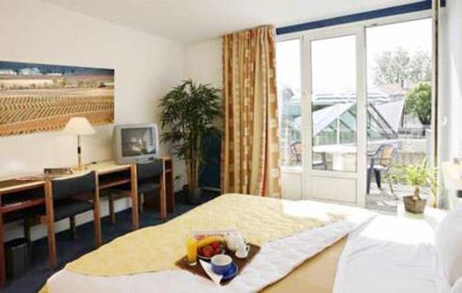 фото отеля Hotel Des Remparts Rochefort (France)