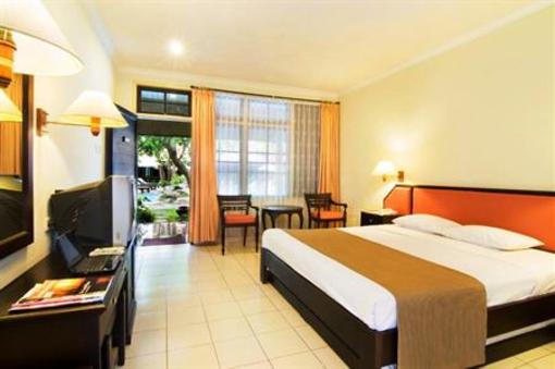 фото отеля Puri Indah Beach Hotel