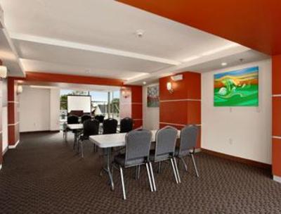 фото отеля Days Inn & Suites Milwaukee