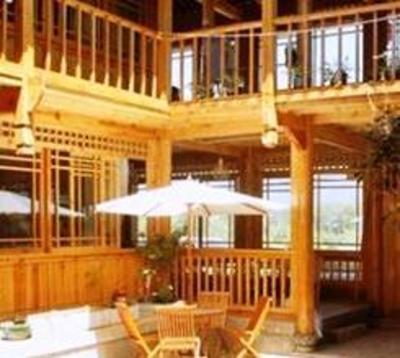 фото отеля Lijiang Hefenghut Inn