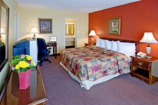 фото отеля Clarion Inn & Suites University Center