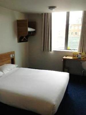 фото отеля Travelodge London Teddington