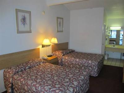 фото отеля Red Carpet Inn Kingdom City
