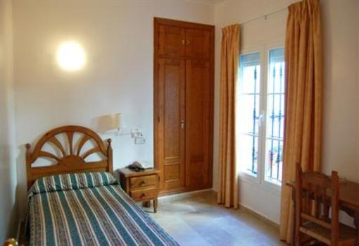 фото отеля Hostal Drago San Roque