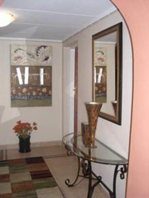 фото отеля Queen's Place Apartments Kensington Johannesburg