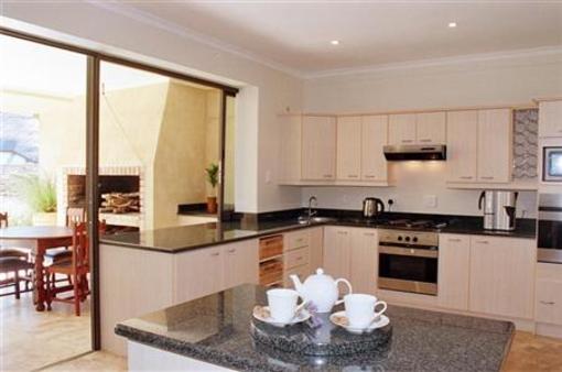 фото отеля Supertubes Guesthouse Jeffreys Bay