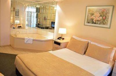 фото отеля BEST WESTERN Airport Motel & Convention Centre