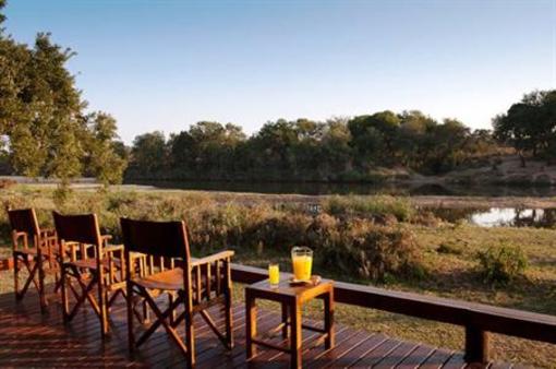 фото отеля Simbavati River Lodge