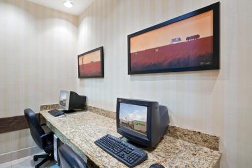 фото отеля Holiday Inn Lawrence