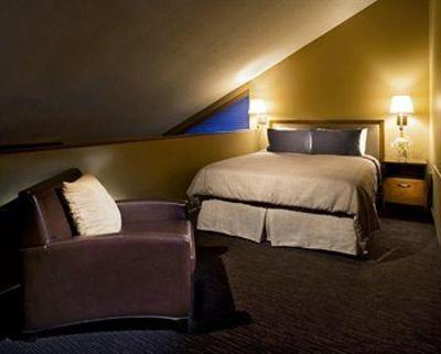 фото отеля Whistler Village Inn & Suites