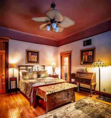 фото отеля Big Blue House Bed & Breakfast Tucson