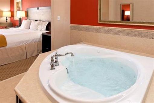 фото отеля Holiday Inn Express Hotel & Suites Crestview