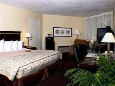 фото отеля Paramount Plaza Hotel & Suites