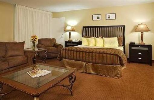 фото отеля Paramount Plaza Hotel & Suites