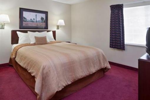 фото отеля Candlewood Suites Cleveland North Olmstead