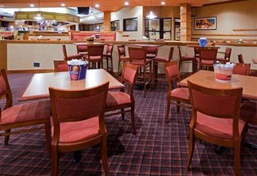 фото отеля Holiday Inn Hotel & Suites St. Cloud