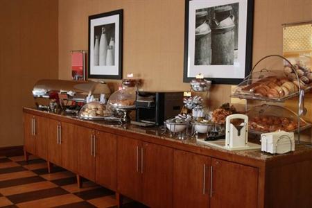 фото отеля Hampton Inn Boston - Logan Airport
