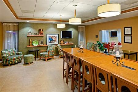 фото отеля Hampton Inn Boston - Logan Airport