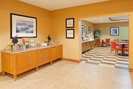фото отеля Hampton Inn Boston - Logan Airport