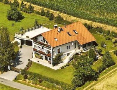 фото отеля Ferienwohnung & Gästezimmer Familie Englstorfer