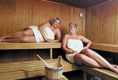В бане подглядывают за русскими женщинами