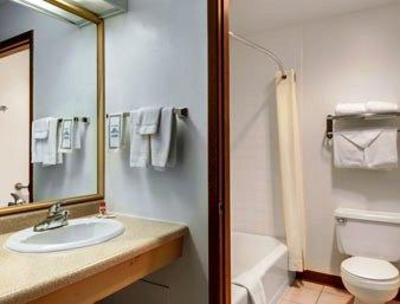 фото отеля Super 8 Waukesha