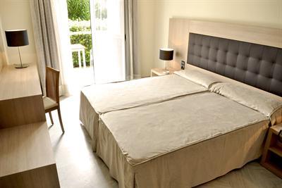 фото отеля Hotel Catalonia Mirador Des Port Menorca