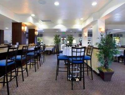 фото отеля Ramada Inn & Suites Costa Mesa Newport Beach