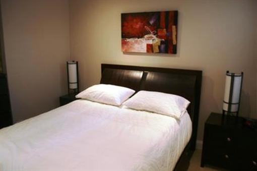 фото отеля Roscoe Village Guesthouse