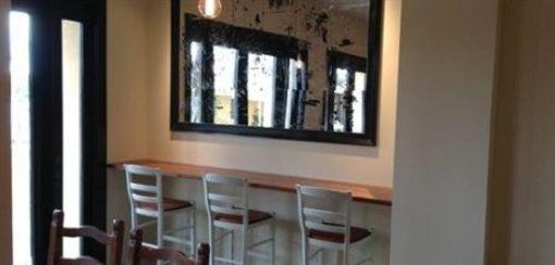 фото отеля Bespoke Inn Cafe & Bicycles