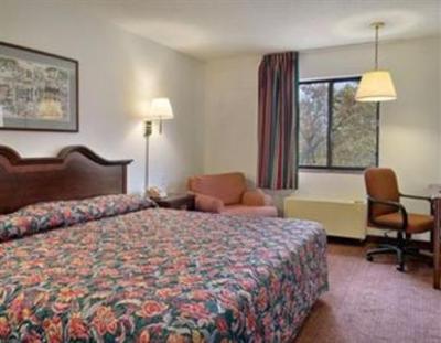 фото отеля Super 8 Warrensburg
