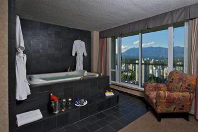 фото отеля Coast Plaza Hotel & Suites