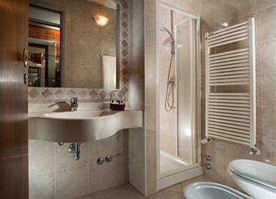 фото отеля Golden Tulip Waldorf Hotel