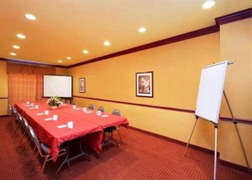 фото отеля Comfort Suites Near Seaworld