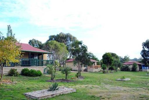 фото отеля Lakes Entrance Country Cottages
