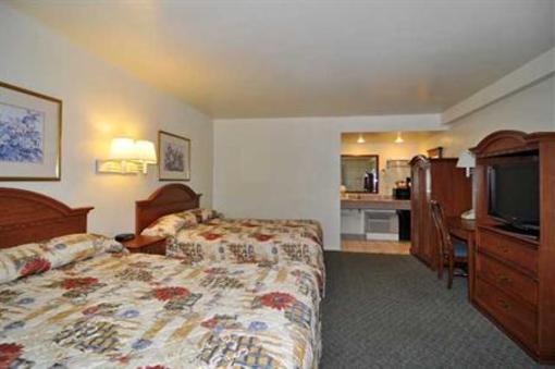 фото отеля Edgewater Inn & Suites