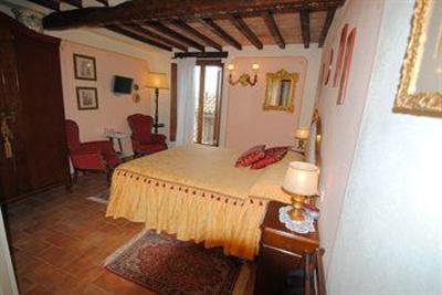 фото отеля Torre Sangiovanni Bed & Breakfast Todi