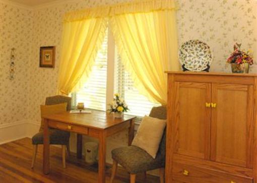 фото отеля Plain & Fancy Bed & Breakfast Ironton