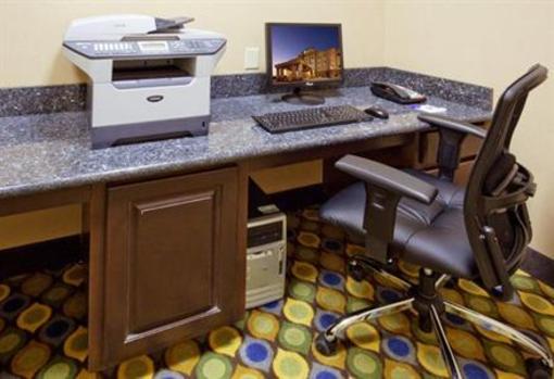 фото отеля Holiday Inn Express Hotel & Suites Buda