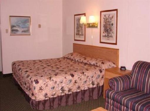 фото отеля The Cottage Restaurant and Red Carpet Inn and Suites