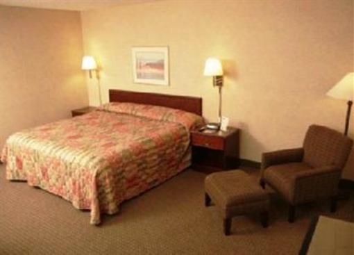 фото отеля LivINN Hotel Maplewood