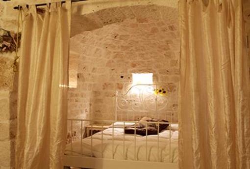 фото отеля Trullo Del Melograno Bed and Breakfast Castellana Grotte