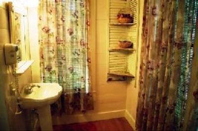 фото отеля Booker-Lewis House Bed and Breakfast