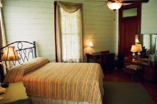 фото отеля Booker-Lewis House Bed and Breakfast
