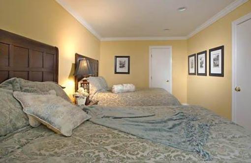 фото отеля Sea Breeze Inn & Cottages