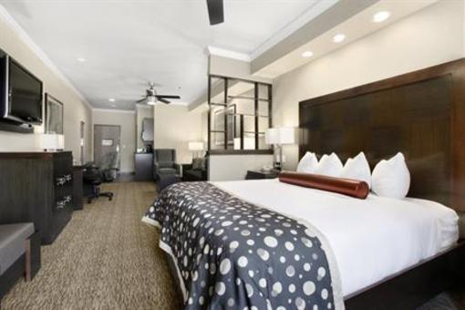 фото отеля BEST WESTERN PREMIER Crown Chase Inn & Suites