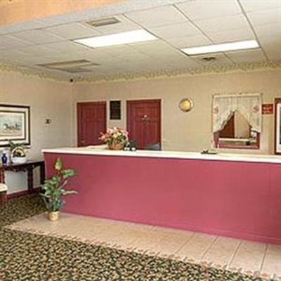фото отеля Travelers Inn and Suites Forest City