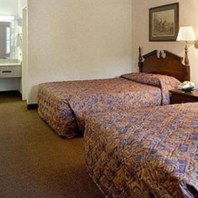 фото отеля Travelers Inn and Suites Forest City