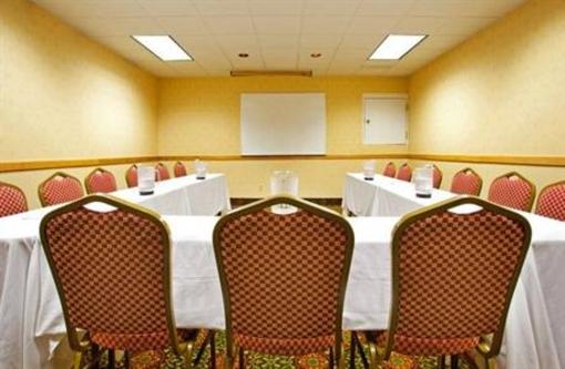 фото отеля Holiday Inn Express Hotel & Suites Grand Rapids Airport